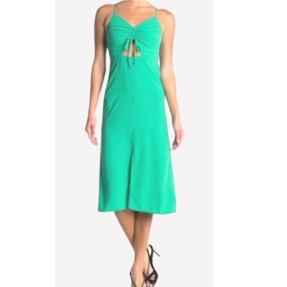 Topshop Dresses & Skirts - NWT Topshop - Green Front Cutout Ruched Midi Dress